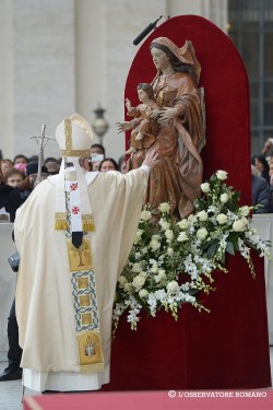 C'est d'abord par la prière à Marie que viendra la paix dans les familles et dans le monde
