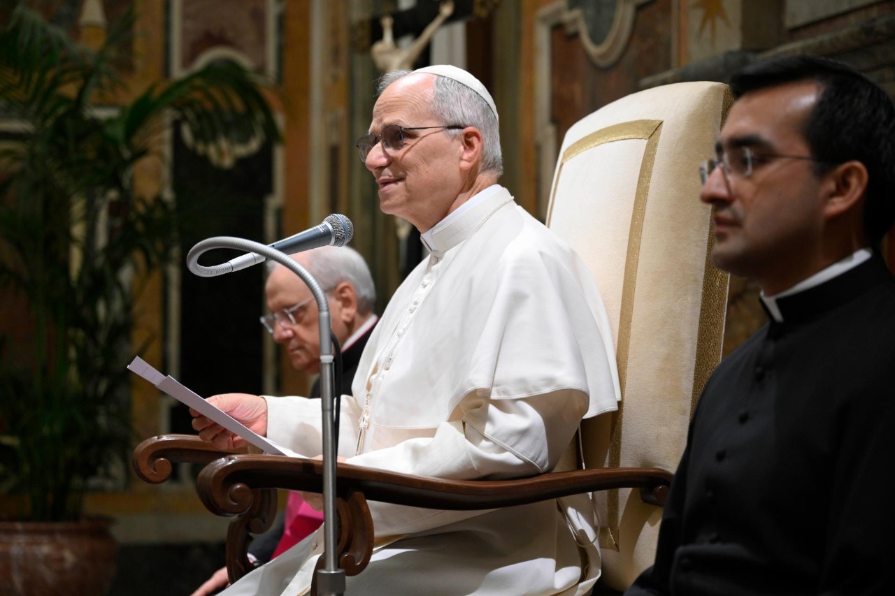Combien nous avons besoin de retrouver le sens du mystère, qui impliquent la personne humaine dans sa totalité, suscitent l’émerveillement devant la grandeur divine qui embrasse la petitesse humaine !