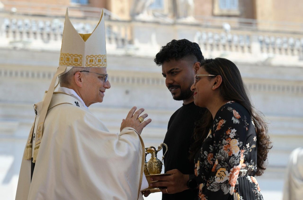 Que nos familles soient ce chant silencieux d’espérance, capable de diffuser avec leur vie la lumière du Christ