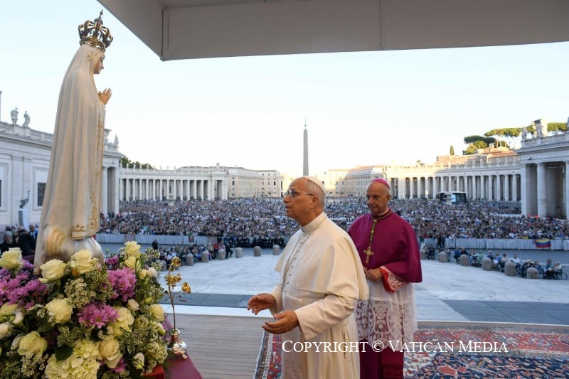 Apprends-nous à nous arrêter avec toi près des croix innombrables où ton Fils est encore crucifié,