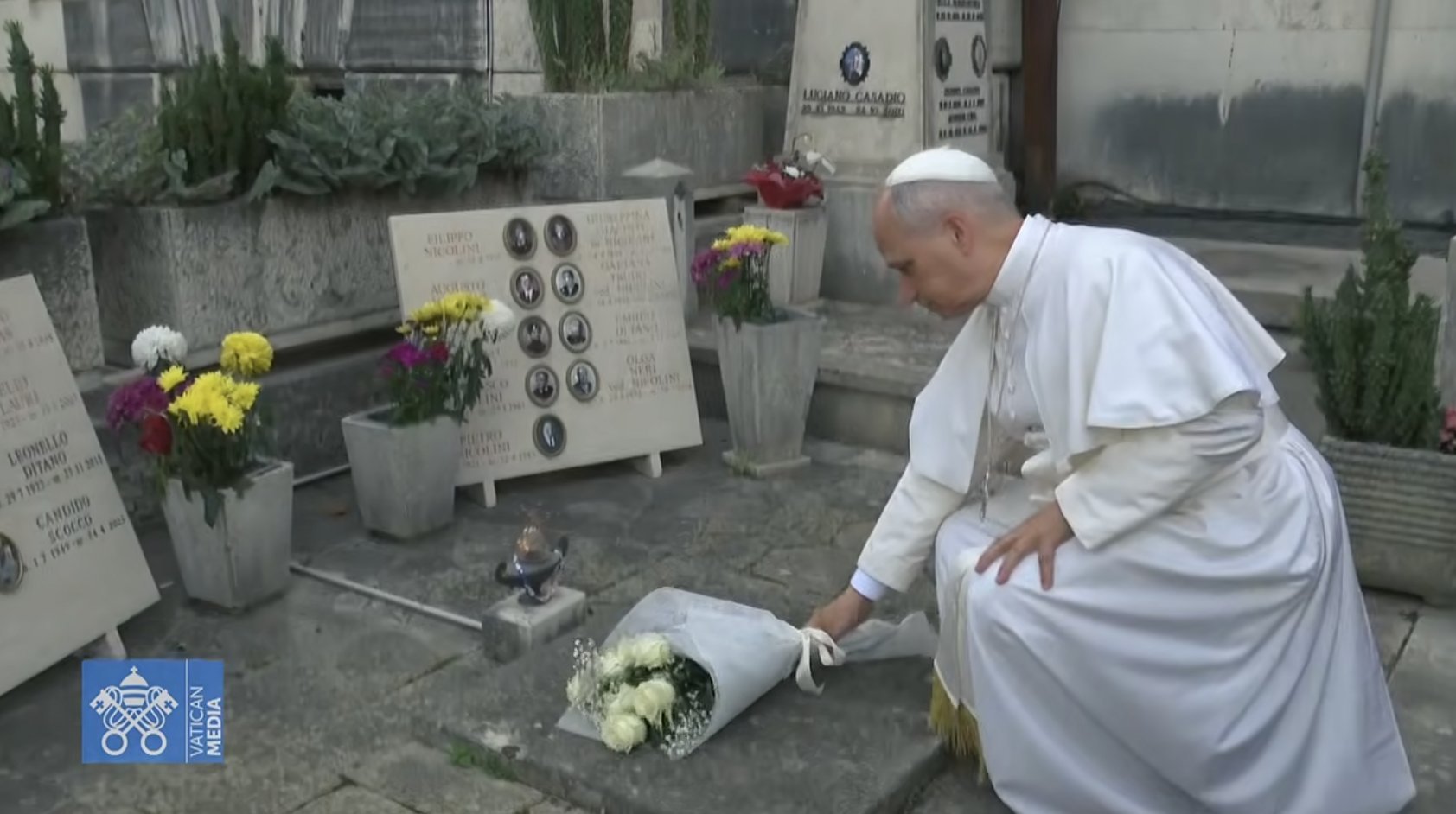 Si nous cheminons dans la charité, notre vie devient une prière qui s’élève et nous unit aux défunts