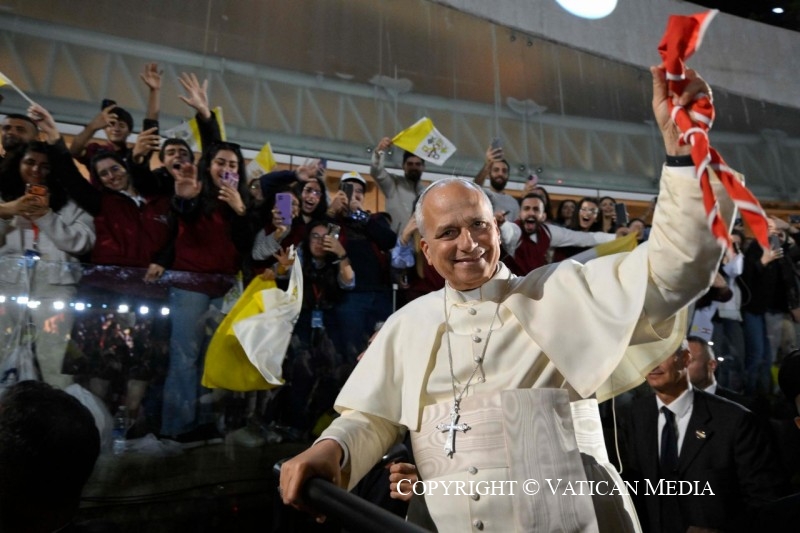 Chers jeunes, qu’en vos yeux aussi la lumière divine brille et que s’épanouisse l’encens de la prière