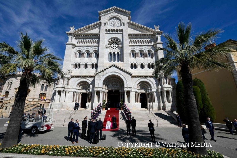 je tiens à vous encourager à accomplir un service passionné et généreux dans l’évangélisation. Annoncez l’Évangile de la vie