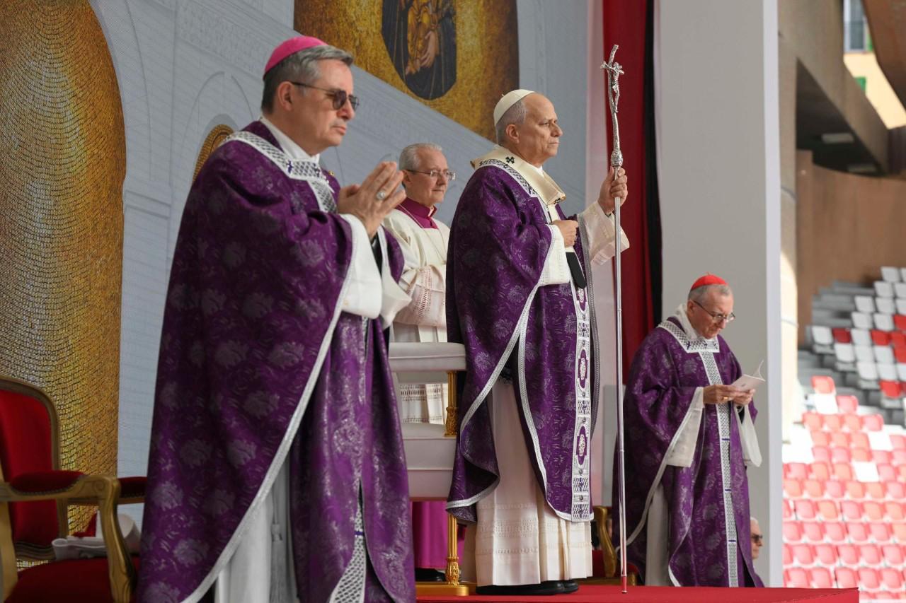 C’est la miséricorde qui sauve le monde : elle prend soin de chaque existence humaine, depuis son apparition dans le sein maternel jusqu’au moment où elle se flétrit.