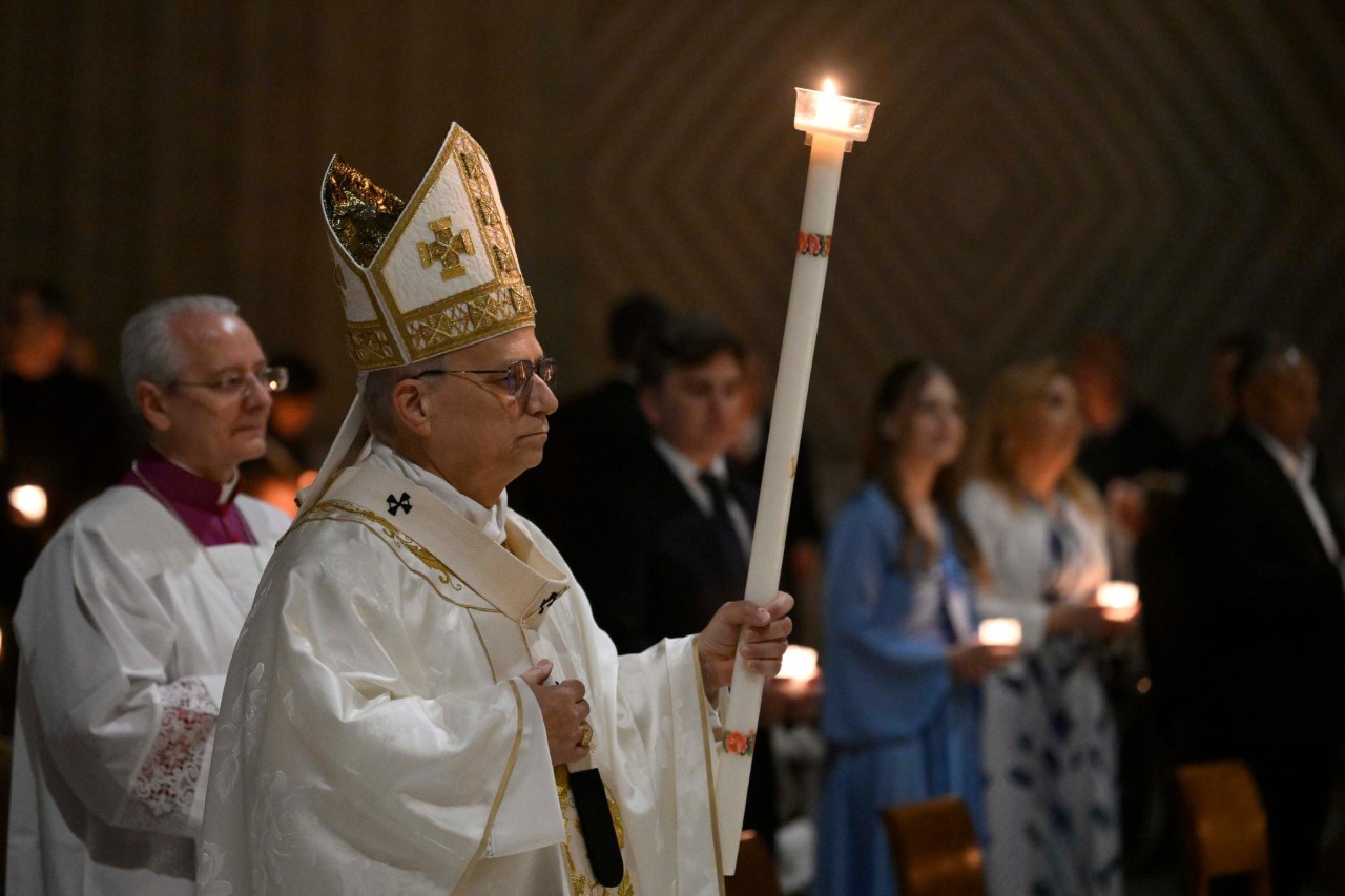 De nos jours encore, des tombeaux sont à ouvrir, et les pierres qui les scellent sont souvent si lourdes
