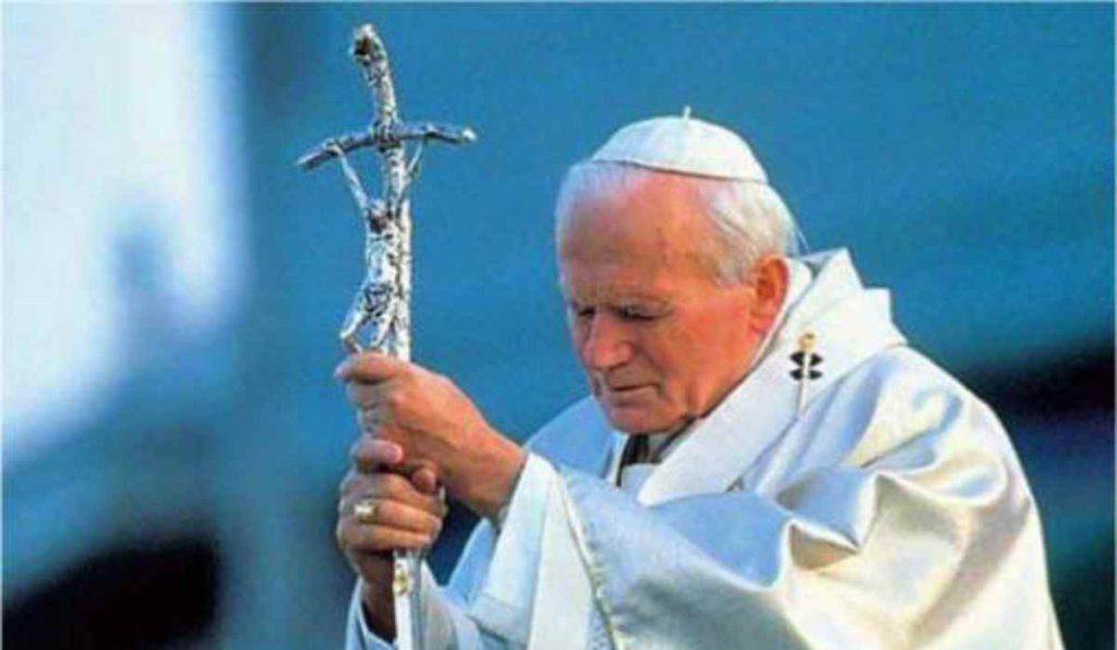 il est grand le sacrement du mariage qui a donné l'origine à vos familles et qui continue à les vivifier ! Elle est grande la mission de vos familles : l'avenir de l'homme sur terre est lié à la famille