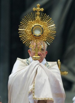 Dès le plus jeune âge, transmettre aux enfants un grand amour pour l'Eucharistie.