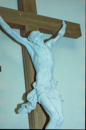Prière devant le Crucifix - Sainte Mère Teresa de Calcutta Maison-de-Mere-Teresa-a-Rome-1988-05-n04