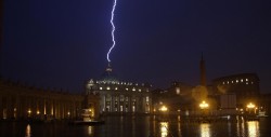 La foudre tombe sur la basilique Saint Pierre