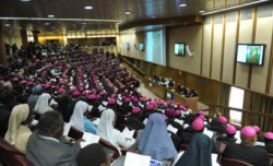 Synode : le pape met en garde contre les